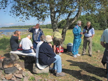 Makkaranpaistoa ja vapaata keskustelua Säpin laituritörmällä.